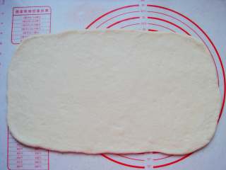 6、豆沙麻花棒,面团放在垫子上擀成长方形的面片。