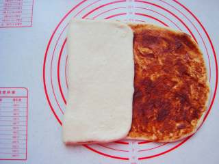 8、豆沙麻花棒,空白处的面片向中心折叠过来。