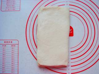 9、豆沙麻花棒,右边的面片也折叠过去。