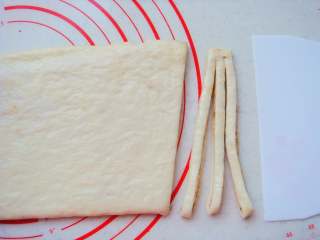 11、豆沙麻花棒,用刮板切两下，顶端不要切断，第三下切断。