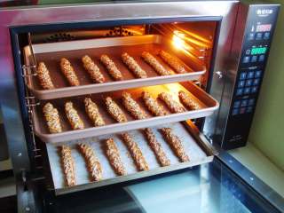 16、豆沙麻花棒,时间到，诱人的麻花出炉啦！