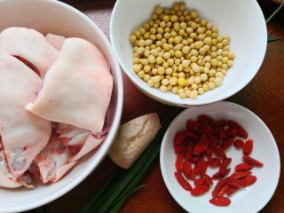 1、黄豆猪脚汤,准备食材