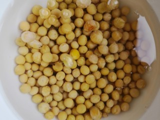 2、黄豆猪脚汤,黄豆清洗干净浸泡一会