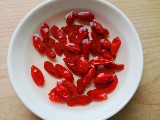 3、黄豆猪脚汤,枸杞清洗干净浸泡一会