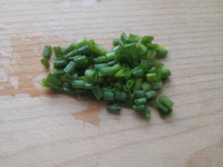 4、黄豆猪脚汤,葱叶洗干净切成葱花