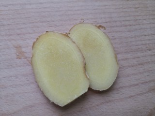 5、黄豆猪脚汤,姜切片