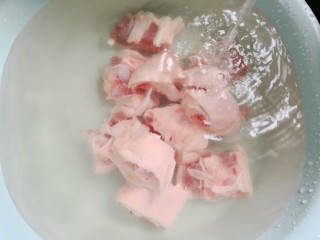 6、黄豆猪脚汤,猪脚清洗干净