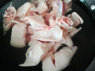 7、黄豆猪脚汤,冷水下锅