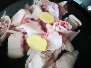 8、黄豆猪脚汤,放入姜片