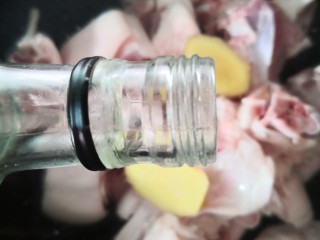 9、黄豆猪脚汤,放适量料酒