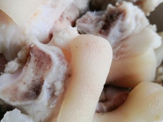 11、黄豆猪脚汤,捞出来清洗干净