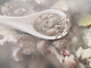 10、黄豆猪脚汤,大火烧开撇去浮沫