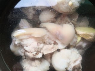 13、黄豆猪脚汤,放入适量清水，一次加足