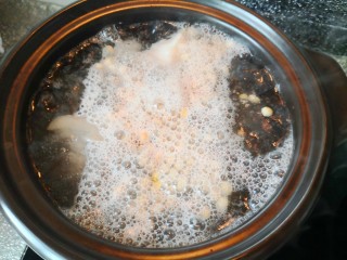 14、黄豆猪脚汤,大火烧开