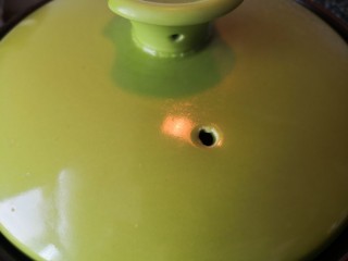 15、黄豆猪脚汤,盖上锅盖转小火慢炖1个半小时