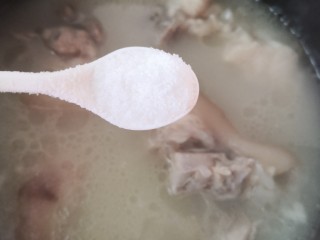 16、黄豆猪脚汤,时间到了，开盖调入盐