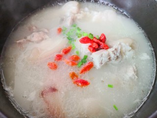 19、黄豆猪脚汤,最后放入枸杞和葱花