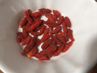 3、小米红薯粥,准备少许枸杞