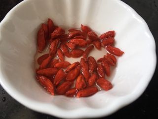 4、小米红薯粥,枸杞清洗干净
