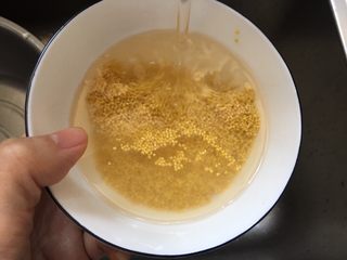 5、小米红薯粥,取适量的小黄米清洗干净