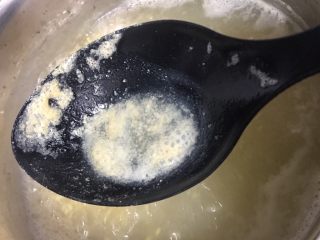 8、小米红薯粥,大火烧开用勺子去除泡沫