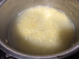 9、小米红薯粥,大火煮20分钟