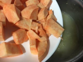 10、小米红薯粥,加入红薯