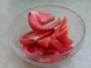 1、番茄青椒火腿意面,切好一个番茄