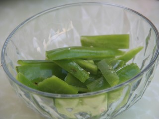 2、番茄青椒火腿意面,青椒切小段