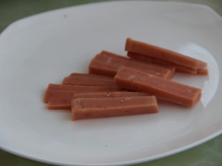 3、番茄青椒火腿意面,火腿切小段