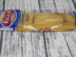 4、番茄青椒火腿意面,准备意面