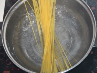 7、番茄青椒火腿意面,水烧开，把意面放入