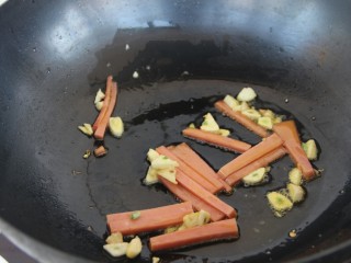 13、番茄青椒火腿意面,加入火腿炒