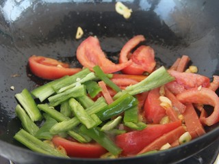 14、番茄青椒火腿意面,放入番茄和青椒