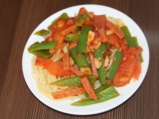 18、番茄青椒火腿意面,最后把炒好的菜倒入意面盘中