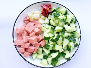 2、好吃到舔盘的黄瓜火腿丁,黄瓜洗净切小丁，火腿切丁，大蒜切薄片，干辣椒切段。