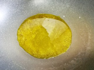 3、好吃到舔盘的黄瓜火腿丁,热锅热油。