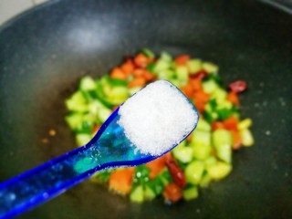 7、好吃到舔盘的黄瓜火腿丁,加一勺盐。