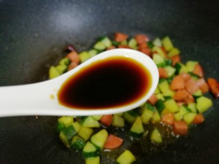 8、好吃到舔盘的黄瓜火腿丁,2勺生抽。适量水，翻炒片刻出锅。
