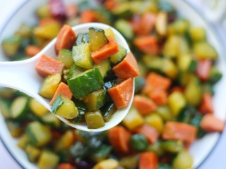 12、好吃到舔盘的黄瓜火腿丁,吃一口。