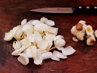 2、草莓酒酿百合鸡蛋羹,百合洗净后，用刀把头尾去除后，再一片片剥开。