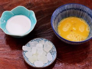 4、草莓酒酿百合鸡蛋羹,准备好冰糖，淀粉用少许清水化开，鸡蛋打散搅拌均匀。