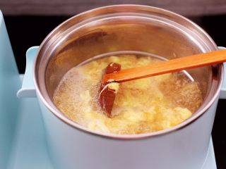 9、草莓酒酿百合鸡蛋羹,大火煮沸继续煮沸片刻。