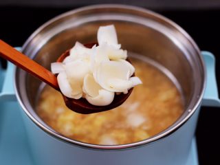 12、草莓酒酿百合鸡蛋羹,这个时候加入新鲜百合，如果是用泡发的百合，要提前放入呀。