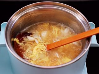 13、草莓酒酿百合鸡蛋羹,大火继续煮沸，看见百合变得透明的时候。