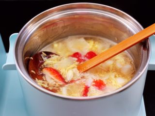 15、草莓酒酿百合鸡蛋羹,大火煮沸后即可关火。