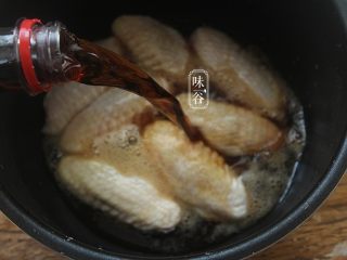 7、简单方便的电饭煲可乐鸡翅,加入1小瓶可乐；