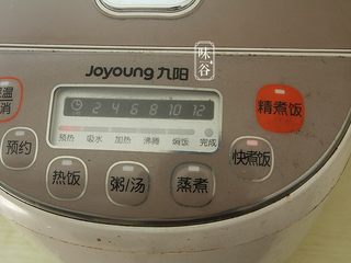 11、简单方便的电饭煲可乐鸡翅,按上煲盖，按下煮饭键。