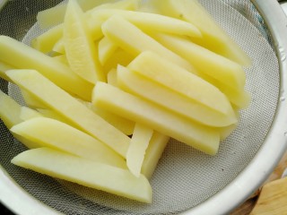 7、芹菜烧土豆,捞出控干水分