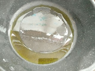 8、芹菜烧土豆,热锅放入二十五克油烧热